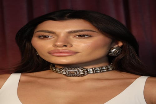 طقم هندي عباره عن عقد واقراط اذن