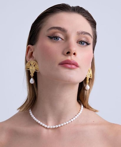 اقراط اذن مطليه بتصميم مميز