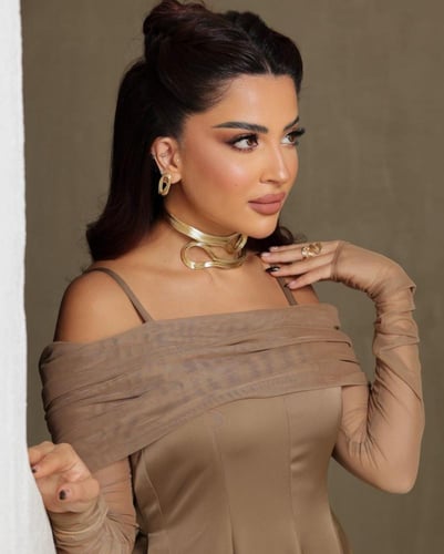 طقم عبارة عن عقد واقراط اذن واسوارة