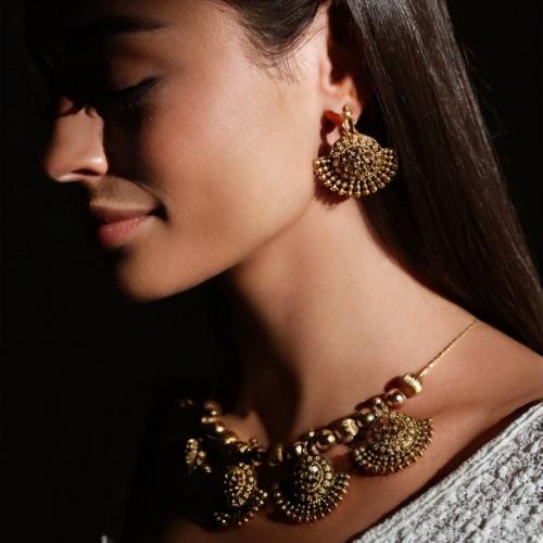 طقم هندي عبارة عن عقد واقراط اذن