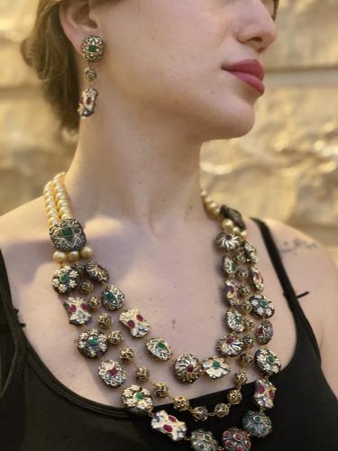 طقم هندي عبارة عن عقد واقراط اذن