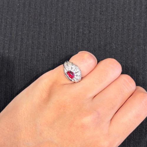 Pinky ring بتصميم مميز ومزين بحجز باللون البرغندي