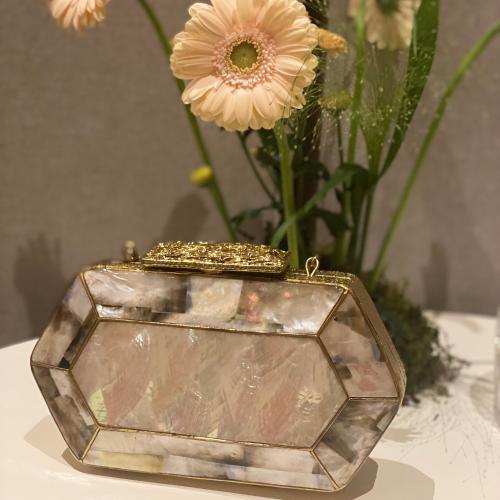 حقيبة يد من النحاس المطلي والصدف