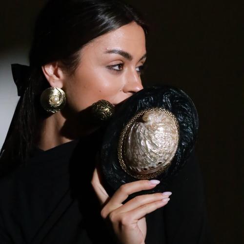 حقيبة يد باللون الاسود مزينه بالصدف