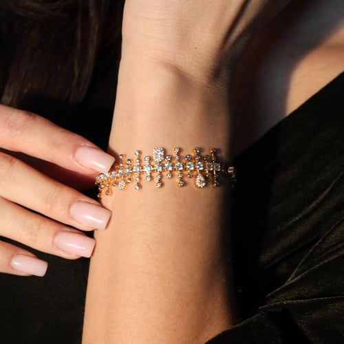 اساور انسيابية مطلي مرصّع بالزركون اللامع، بتصميم...