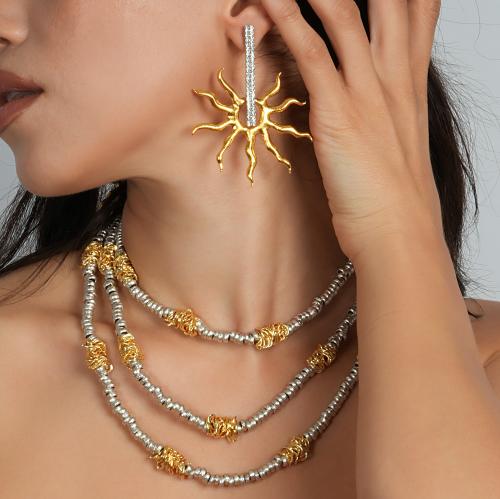 عقد مطلي باللون الفضي مع لمسة من اللون الذهي