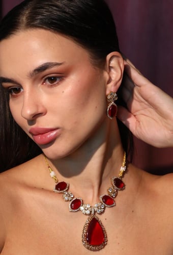 طقم هندي أنيق بتصميم فاخر عقد تشوكر بحجر احمر بارز...