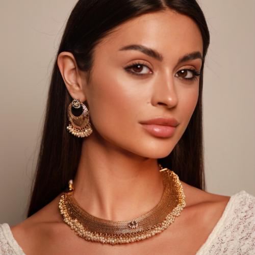 طقم هندي عبارة عن عقد واقراط اذن