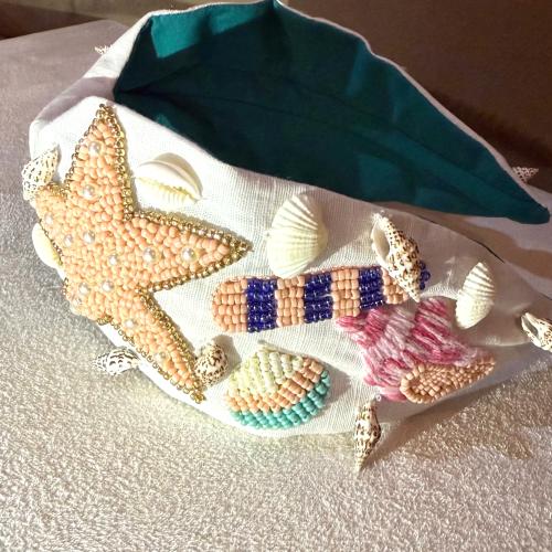 طوق شعر مشغول بالشك اليدوي