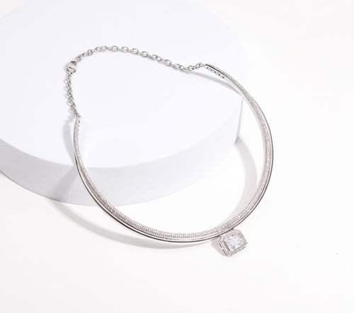 عقد فاخر بتصميم أنيق يمنح الإطلالة حضورًا مميزًا،...