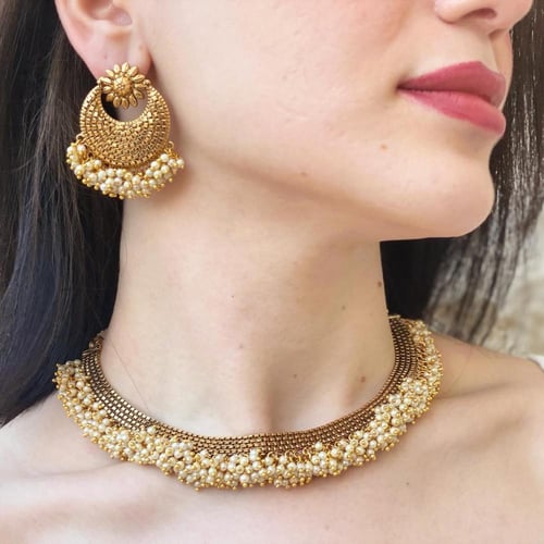 طقم هندي عبارة عن عقد واقراط اذن