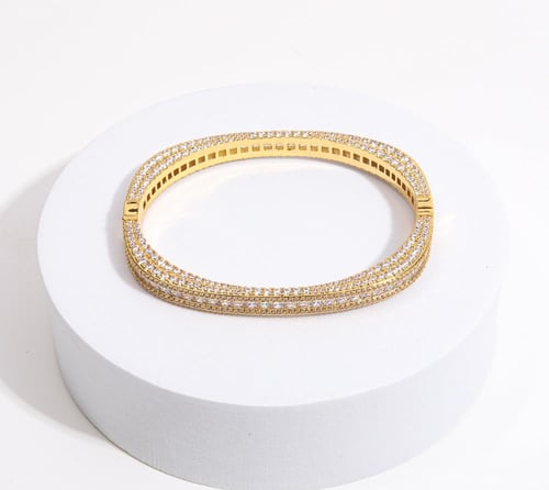 أساور مطلية بالذهب مرصعة بزركون فاخر، تعكس أناقة خ...