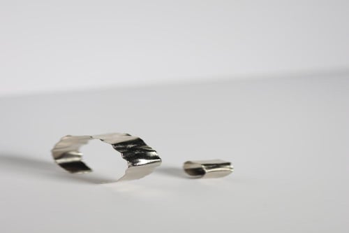 اساور مطليه بتصميم انيق مع كريسال عالي الجوده