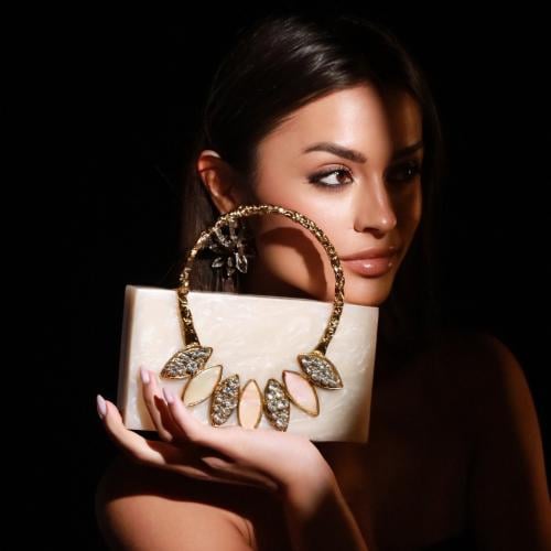 حقيبة سهرة من الاكريليك ومسكة من المعدن والكريستال