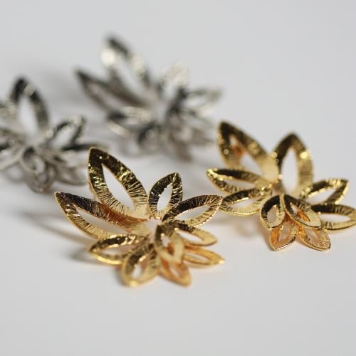 اقراط اذن ذهبية مطلية بتصميم مبتكر