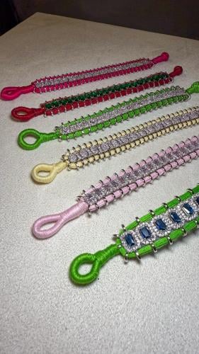 أسوارة مطلية بالروديوم، بزركون سويسري ولمسات من خي...