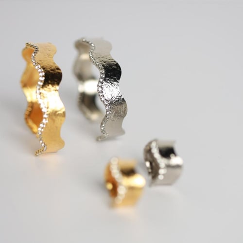 خاتم مطلي بتصميم متموج ومزين بالزركون