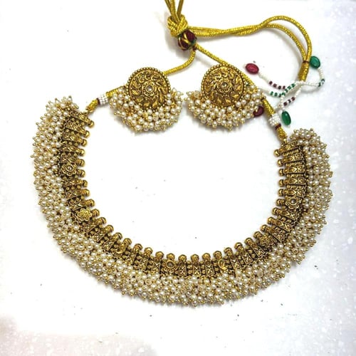 طقم هندي كلاسيكي بروح عصرية، يجسّد فخامة اللون الذ...