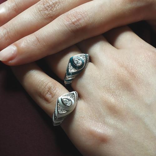 Pinky ring بتصميم راقي مزين بالزركون