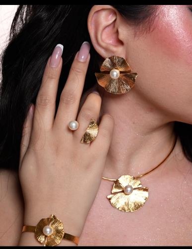 عقد مطلي مزين باللؤلؤ الصناعي