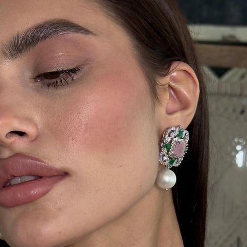 اقراط اذن فاخرة باللون الفضي ومزينة بالاحجار الطبي...