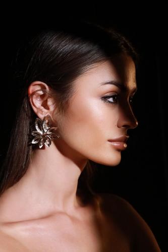 اقراط اذن فضي مطلية بتصميم مبتكر