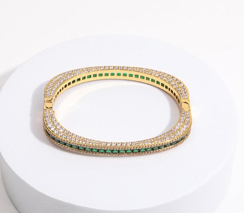 أساور مطلية بالذهب مرصعة بزركون فاخر، تعكس أناقة خ...