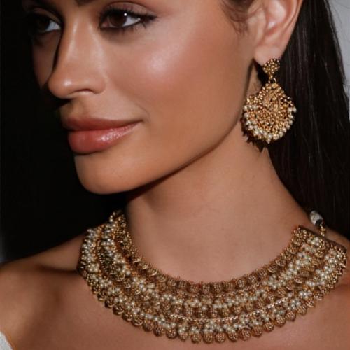 طقم هندي عبارة عن عقد واقراط اذن