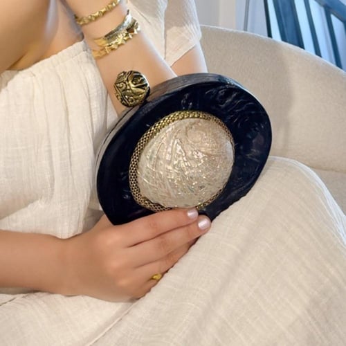 حقيبة يد باللون الاسود مزينه بالصدف