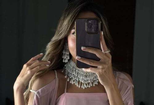 طقم عبارة عن عقد واقراط اذن من الخرز باللون الابيض