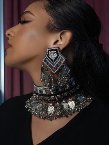 طقم عبارة عن عقد واقراط اذن من الخرز مصنوع يدويا ع...