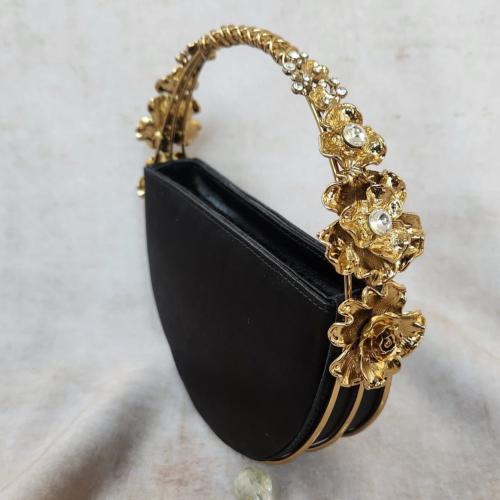 حقيبة سهرة فاخرة من الجلد الصناعي ومقبض من المعدن...