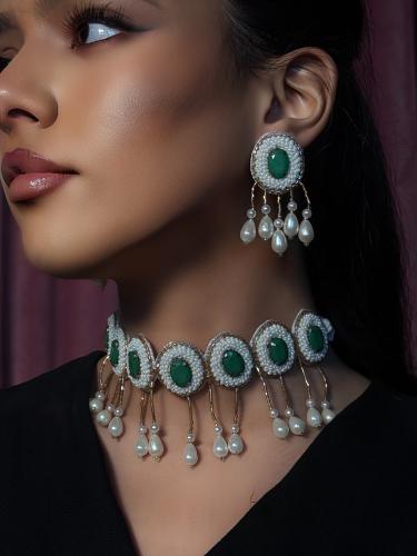 طقم عبارة عن عقد واقراط اذن من الخرز مصنوع يدويا ع...