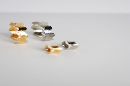 اساور مطليه بتصميم انيق مع كريسال عالي الجوده