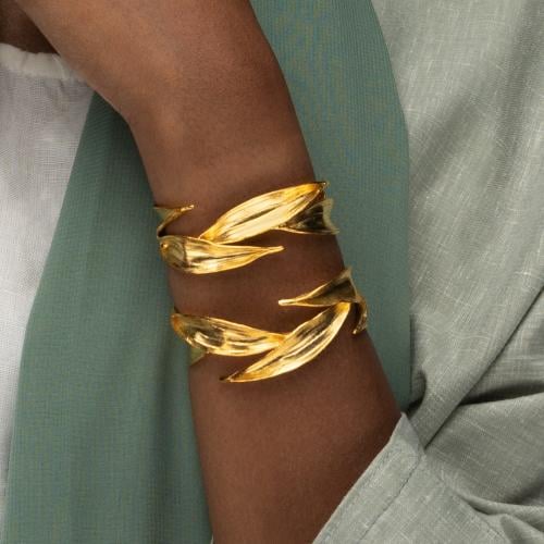 اسوارة مطلية بتصميم مميز ()الصورة تحتوي على اسوارت...