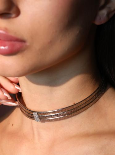 عقد شوكر مطلي بتصميم كلاسيكي راقي ومزين بالكرستال...