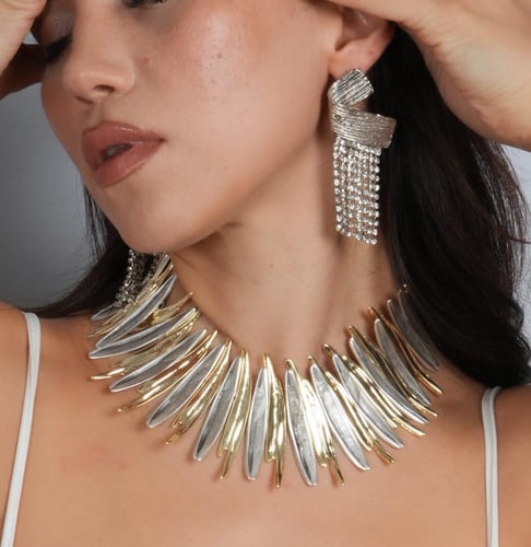 عقد مطلي باللونين الفضي والذهي