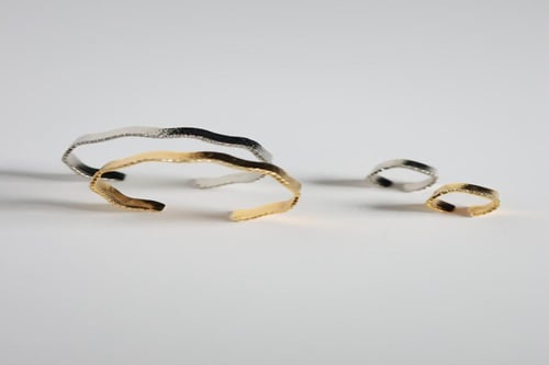 خاتم مطلي بتصميم متموج ومزين بالزركون