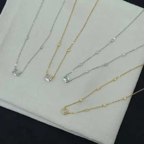 عقد ناعم كلاسيكي مزين بحبات الكريستال
