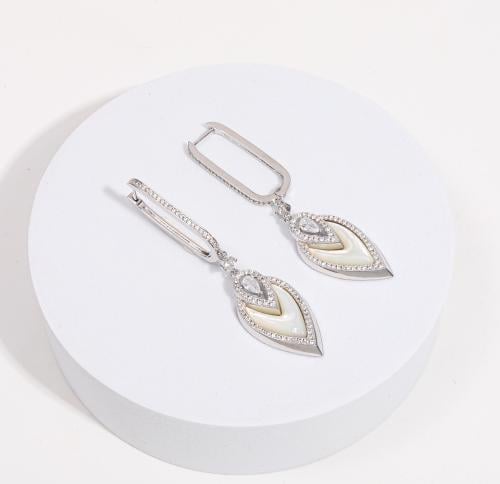 اقراط اذن انيقه بتفاصيل دقيقه مزينه بالزركون