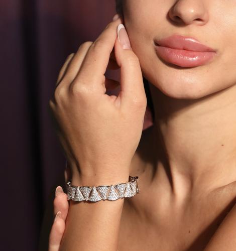 سوار فاخر بتصميم هندسي عصري، يتكوّن من وحدات مثلثة...