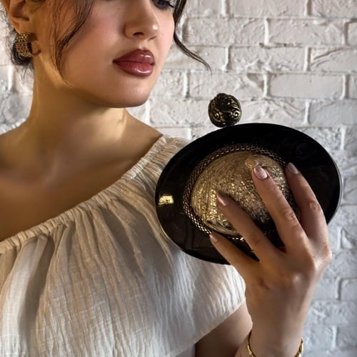 حقيبة يد باللون الاسود مزينه بالصدف