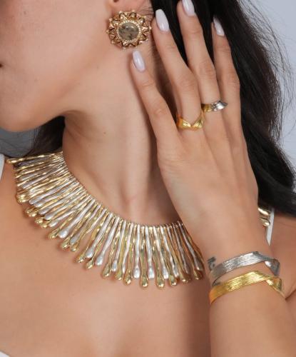 عقد مطلي باللونين الفضي والذهي