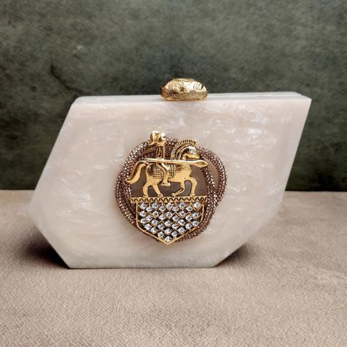 حقيبة يد باللون الابيض مزينه بالكريستال واللون الذ...