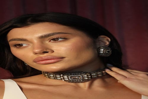 طقم هندي عباره عن عقد واقراط اذن