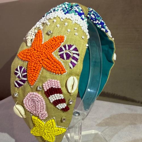 طوق شعر مشغول بالشك اليدوي