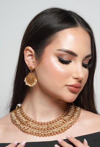 طقم هندي عبارة عن عقد واقراط اذن