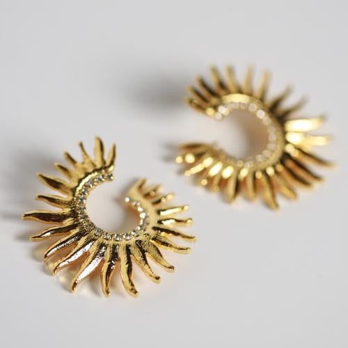 اقراط اذن (لون ذهبي) مطلية ومزينة بالزركون