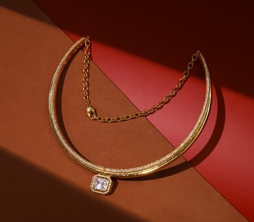 عقد فاخر بتصميم أنيق يمنح الإطلالة حضورًا مميزًا،...