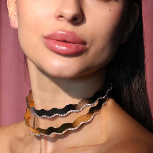 عقد شوكر مطلي بشكل متموج ومزين بالكرستال العالي ال...